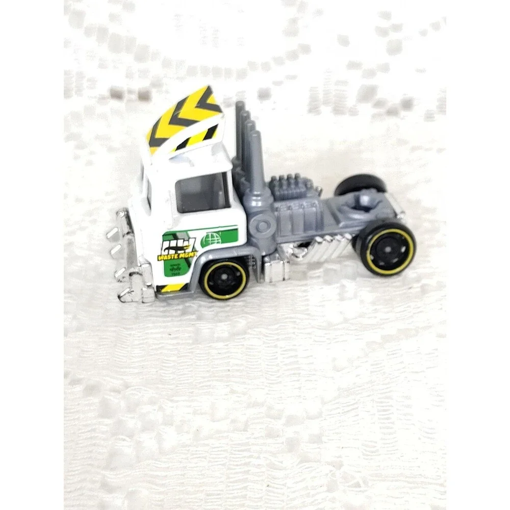 2021 Trash Basher Mattel Hot Wheels Diecast Toy Car HDT04